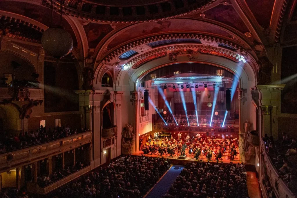 Koncertná sála s orchestrom – Ennio Morricone