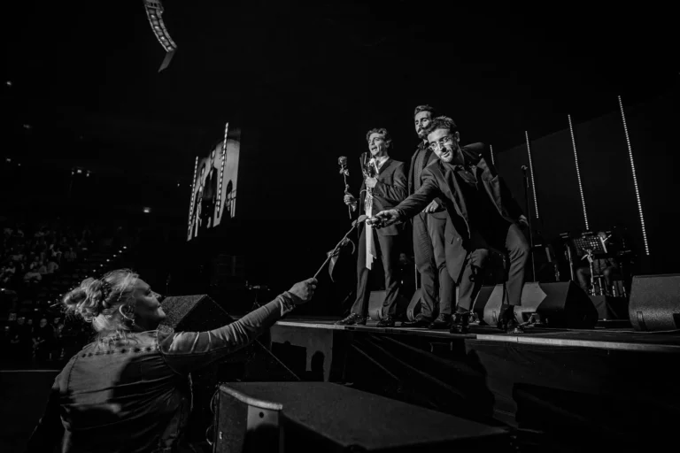 Fanúšička podáva IL VOLO ružu