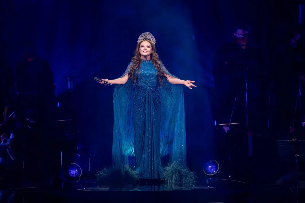 Sarah Brightman v modrých šatách s plášťom