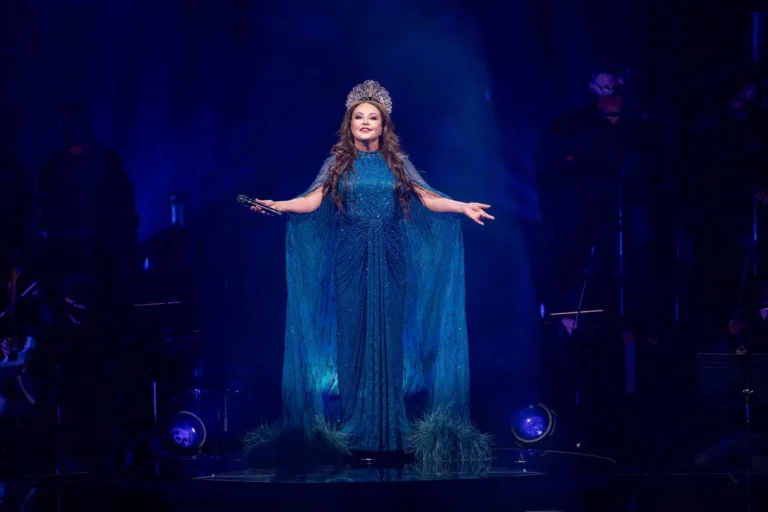 Sarah Brightman v modrých šatách s plášťom