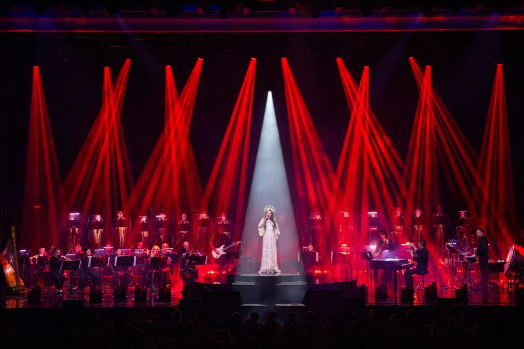 Sarah Brightman s orchestrom a zborom v červených svetlách
